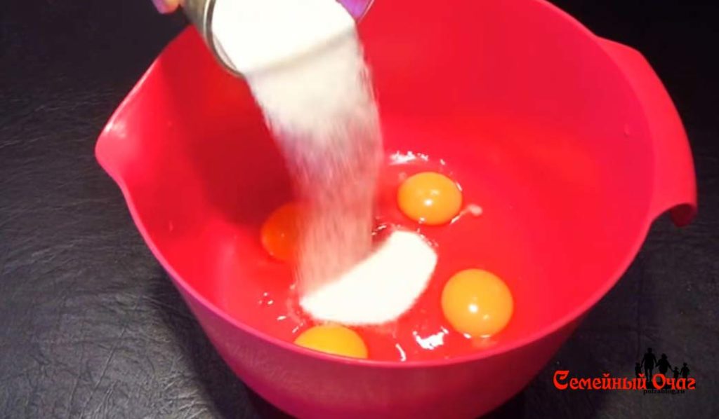 Взбиваем яйца с солью и сахаром