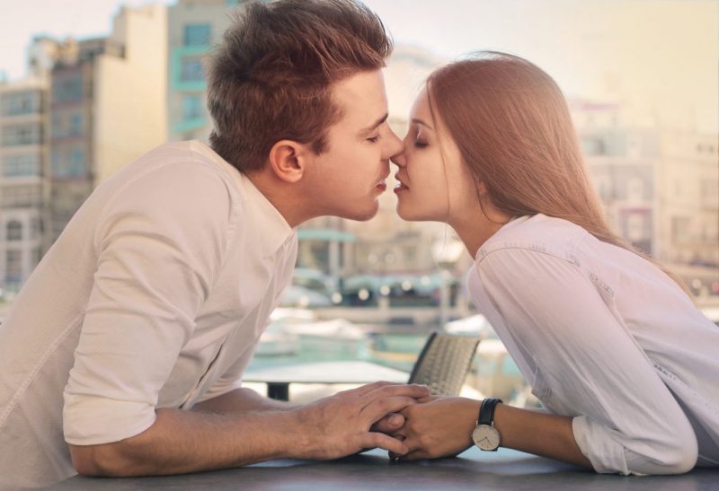 Поцелуй в губы: как поцеловать девушку в первый раз, виды поцелуев