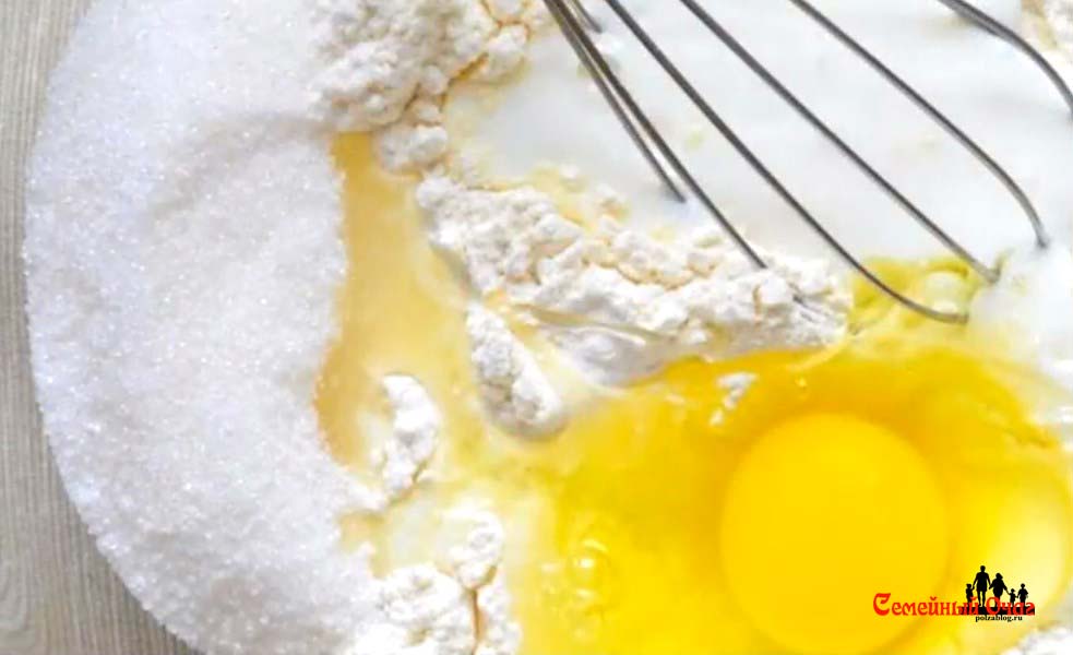 Взбиваем яйца, муку, кефир, соль и сахар