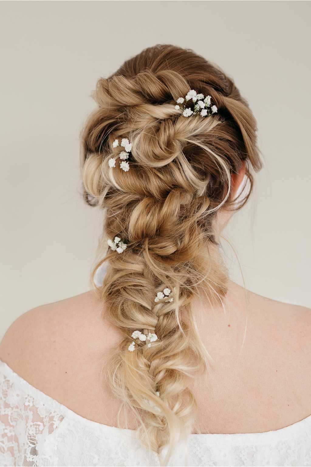 Косы на средние волосы − 7 красивых вариантов женских причесок с фото