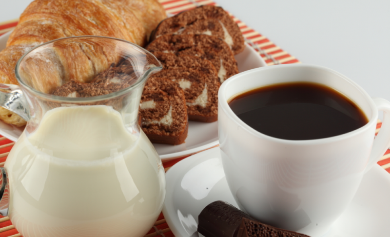 Сколько калорий в кофе ☕ с молоком, состав напитка, польза и вред для здоровья