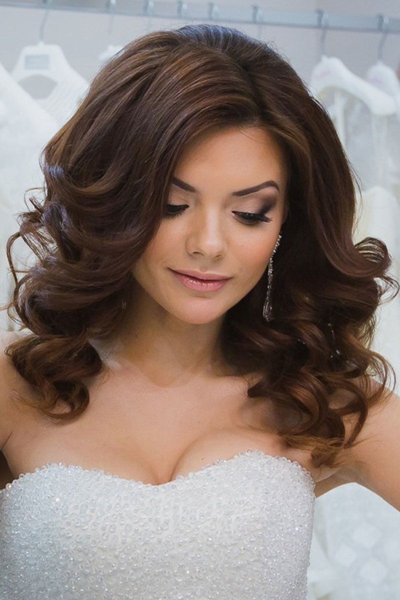 Вечерние прически на средние волосы — 20 вариантов красивых женских причесок с фото