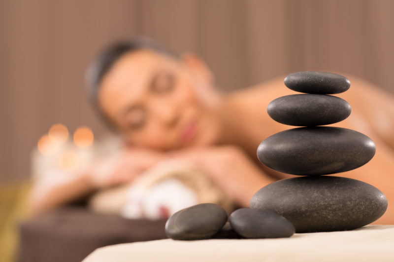 Стоунтерапия: что это за процедура, показания и противопоказания, можно ли провести массаж камнями в домашних условиях