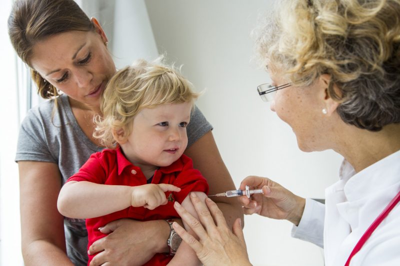 Прививка от клещевого энцефалита: схема вакцинации для детей и взрослых, как называются и сколько действуют вакцины, побочные эффекты, противопоказания