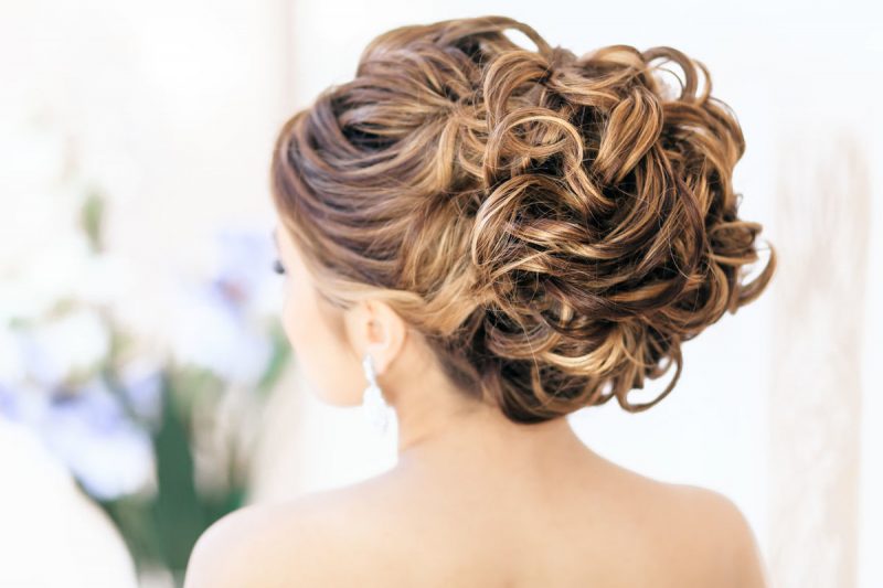 Прически на средние волосы: красивые и модные, свадебные, на выпускной и на каждый день