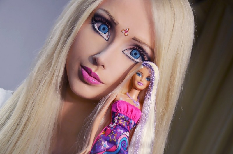 Это реально существующая девушка-барби из Одессы Валерия Лукьянова, чьей мечтой всегда было походить на знаменитую куклу