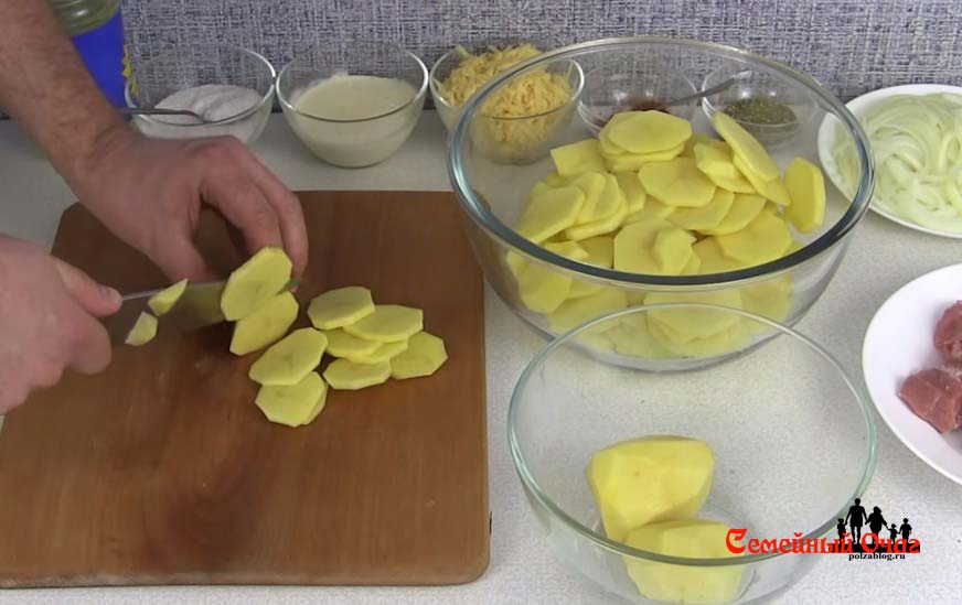 Картофель нарезаем кружочками
