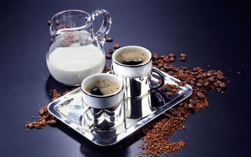 Сколько калорий в кофе с молоком, состав напитка, польза и вред для здоровья