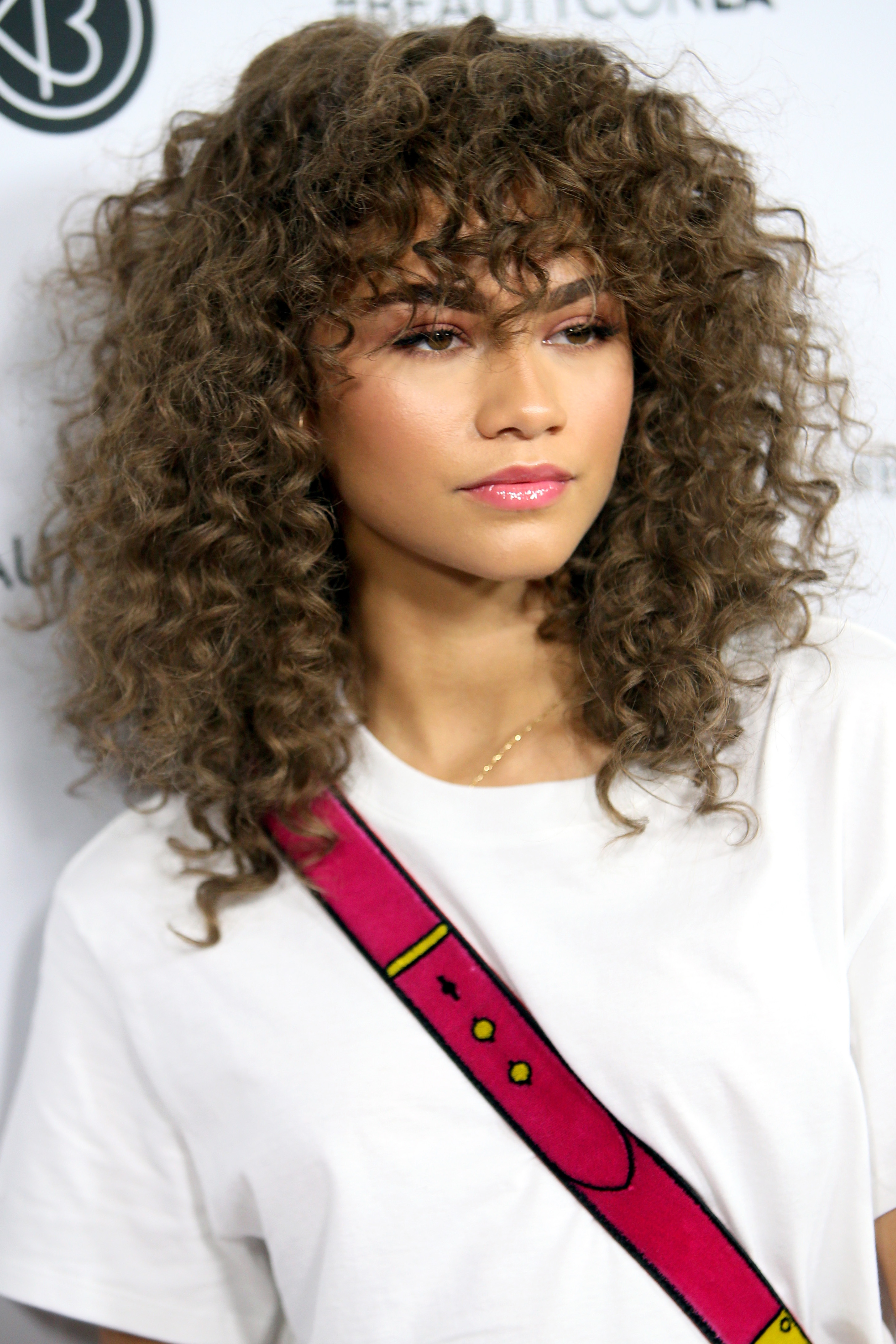Прически с челкой − 15 вариантов женских причесок на длинные, короткие и средней длины волосы