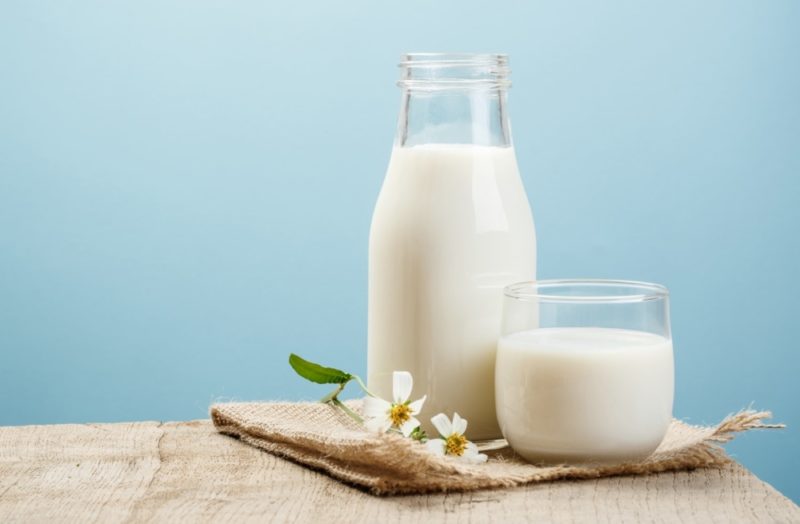 Сколько калорий в молоке разного вида и жирности, БЖУ, содержание витаминов и микроэлементов, полезные свойства напитка