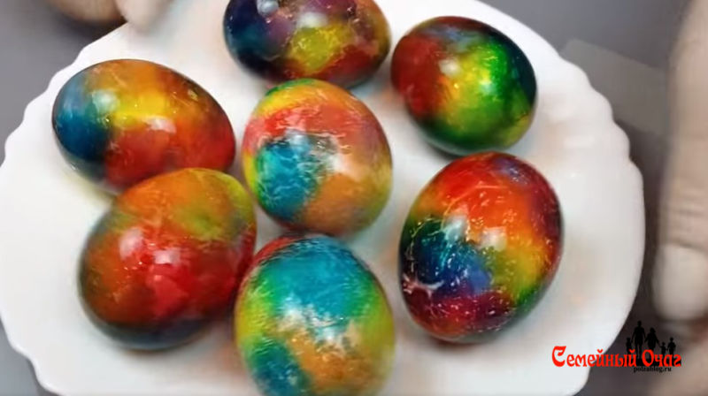 оригинальный способ покраски яиц пищевыми красками.
