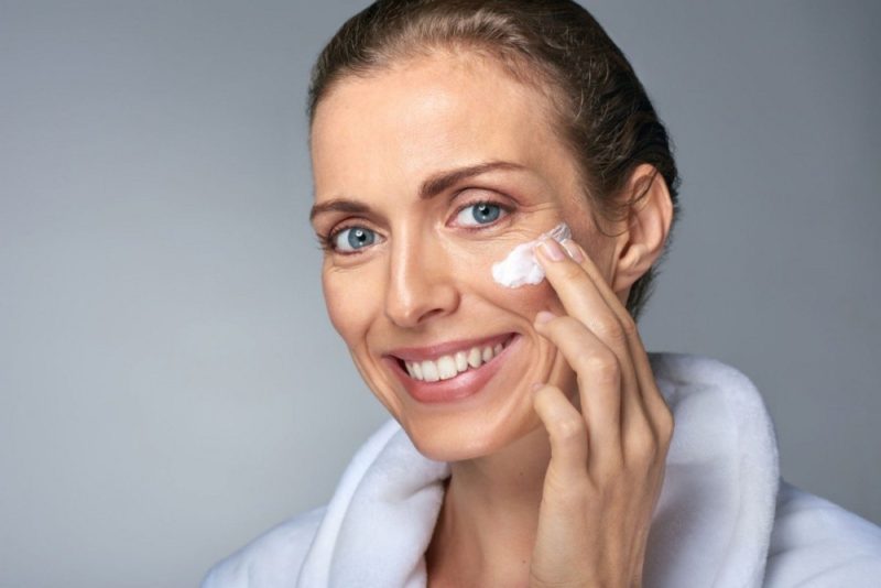Гепариновая мазь для лица: косметическое применение мази в уходе за кожей, эффект, противопоказания