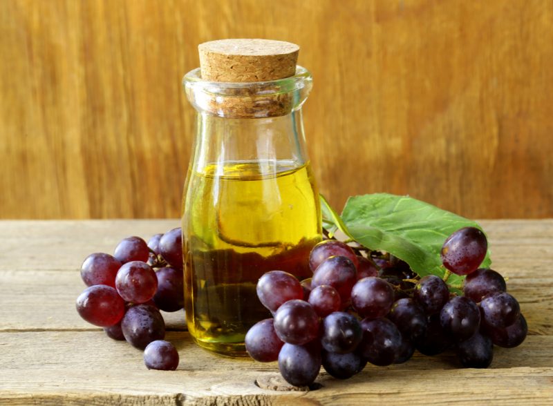 Масло виноградных косточек: свойства и применение для лица, волос, кожи