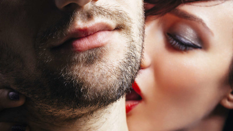 Поцелуй в шею: что значит и как правильно целовать
