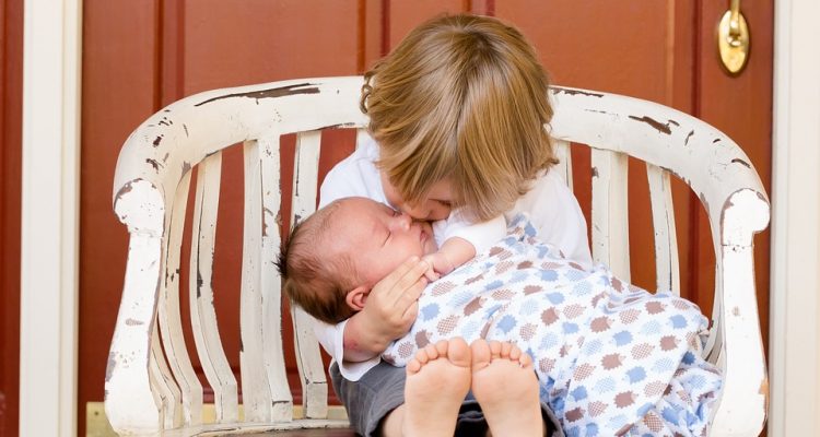 В семье новый малыш: как помочь старшим адаптироваться?