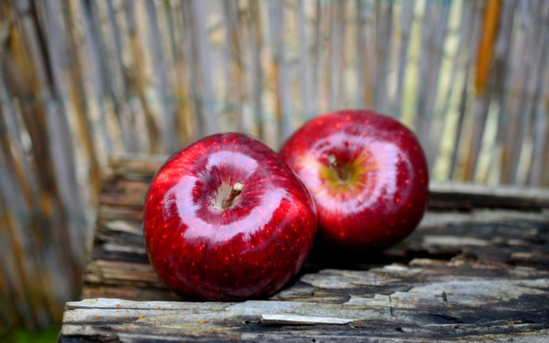Сколько калорий в красном яблоке, пищевая ценность сладких сортов, полезные свойства фрукта