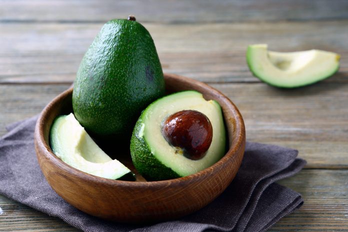 Косточка авокадо ?: можно ли ее есть, польза и вред, применение