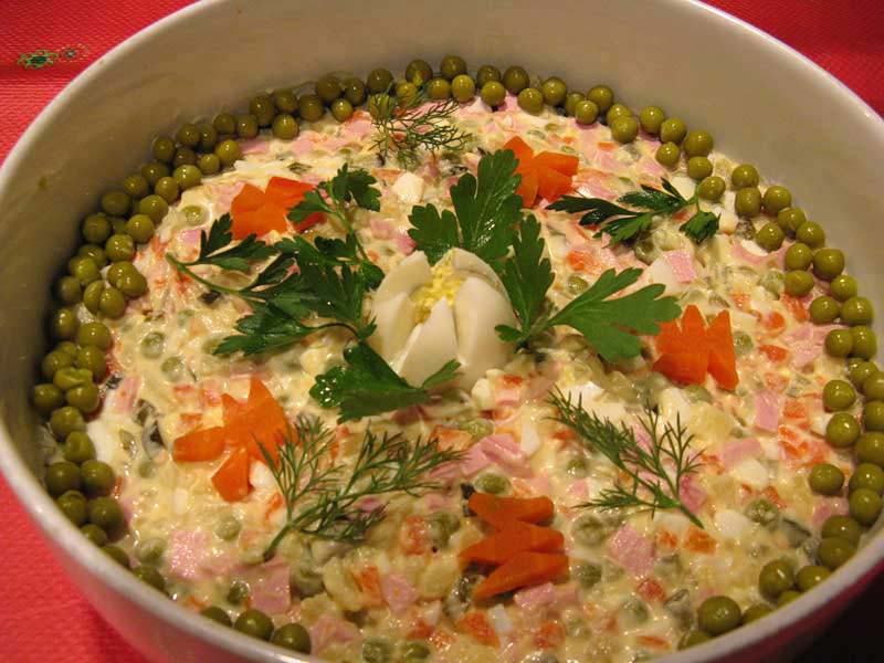 салат Оливье к новому году, классический рецепт с колбасой и солеными огурцами
