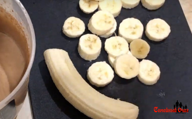 нарезаем бананы колечками
